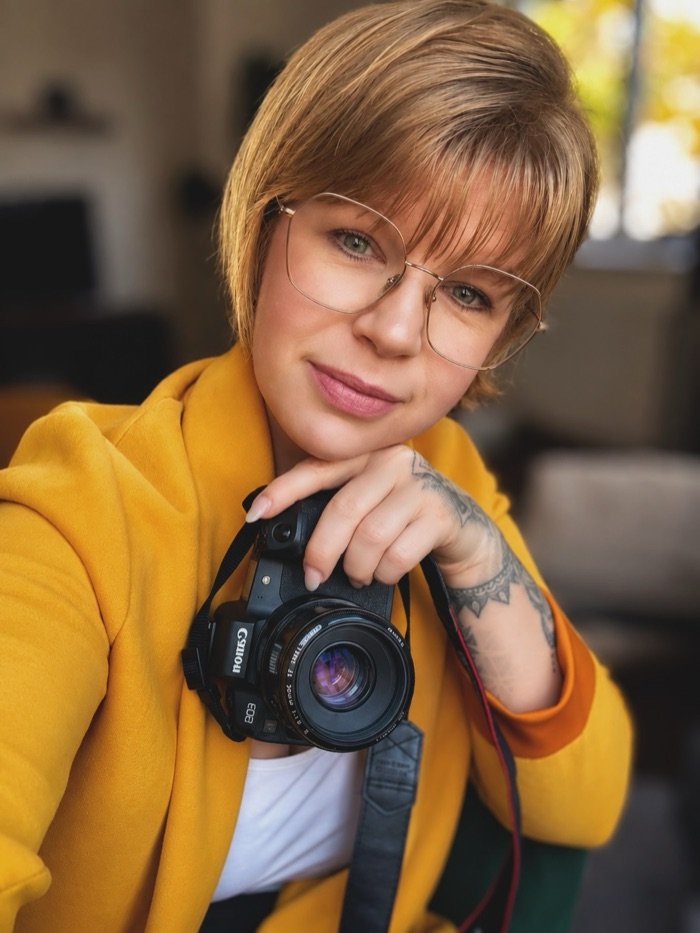 Ela, die Fotografin, mit ihrer Kamera