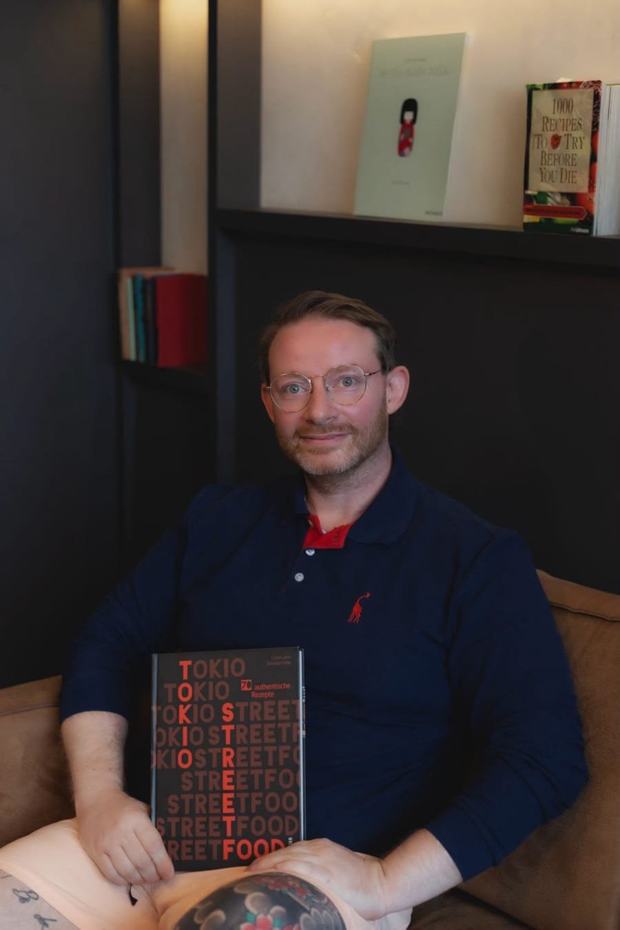 Holger Haag mit einem Kochbuch über Tokio